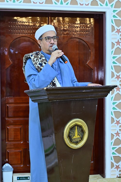 السيد الدكتور عبدالله بن سميط عميد كلية الشريعة والقانون